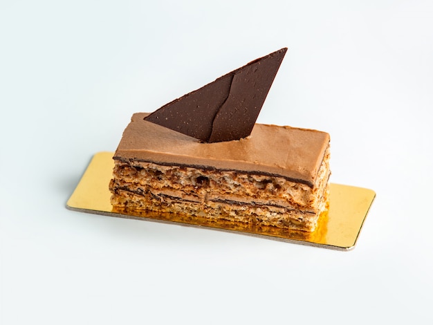 Pastel de cacao en porciones con chocolate y nuez