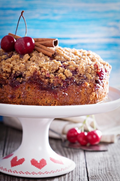 Foto gratuita pastel de café con crumble de cerezas y canela