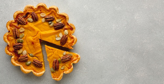 Pastel de calabaza de acción de gracias con espacio de copia