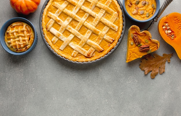 Pastel de calabaza de acción de gracias con espacio de copia