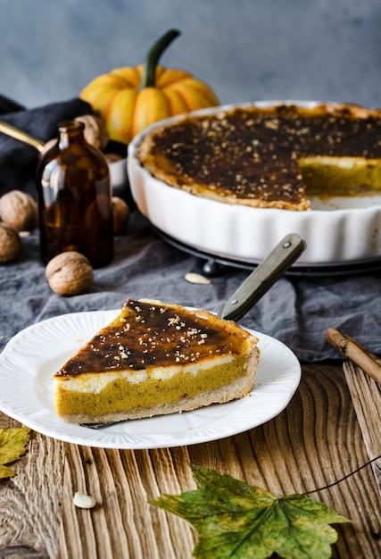 Pastel de calabaza recién horneado delicioso postre de halloween