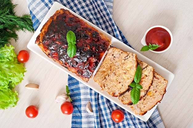 Pastel de carne molido casero con salsa de tomate y albahaca