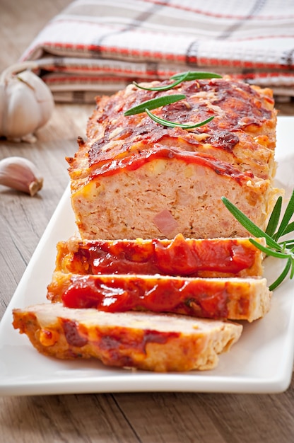 Foto gratuita pastel de carne molido casero con salsa de tomate y romero