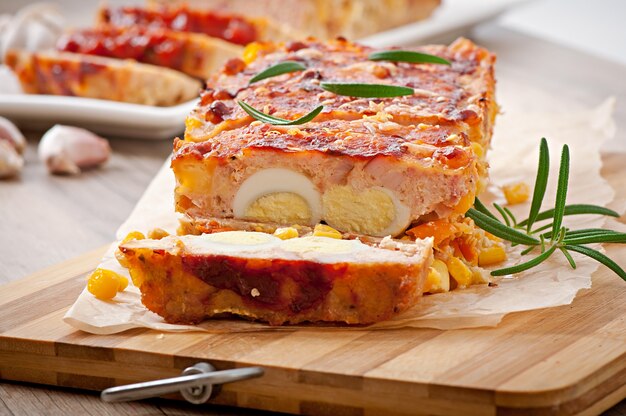 Pastel de carne molido casero con salsa de tomate y romero