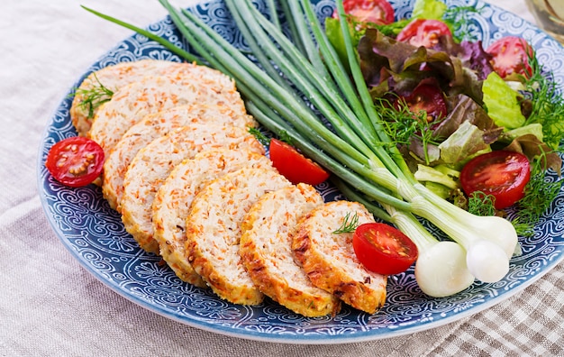 Pastel de carne de pollo con cebolla y zanahoria. Pastel de carne saludable.