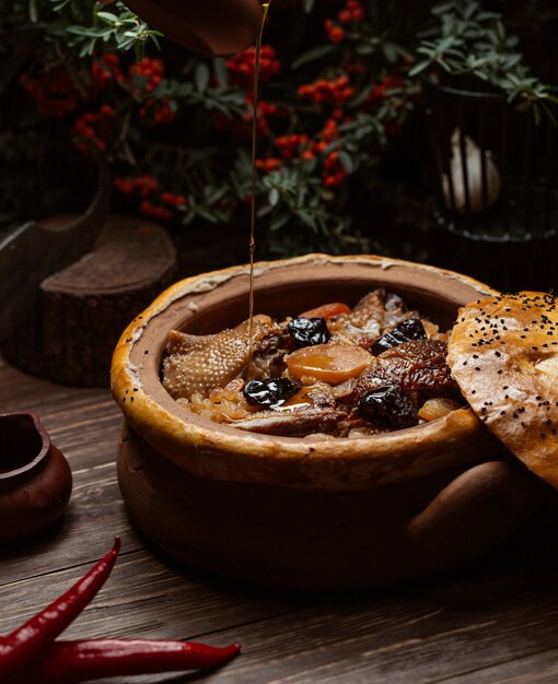 Pastel de carne con turshu govurma y frutos secos.