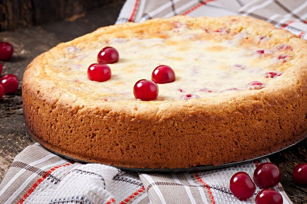 Pastel casero con cerezas y nata