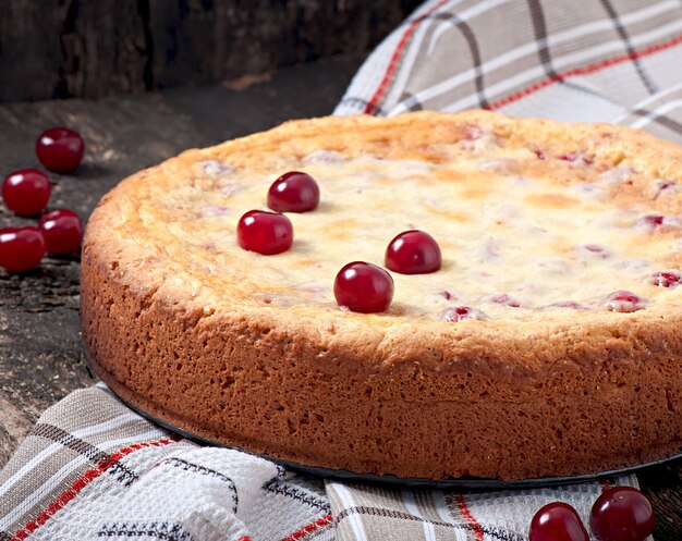 Pastel casero con cerezas y nata