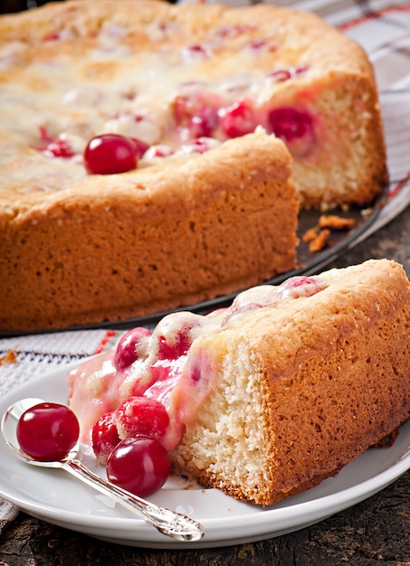 Pastel casero con cerezas y nata