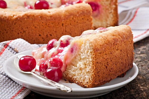 Pastel casero con cerezas y nata