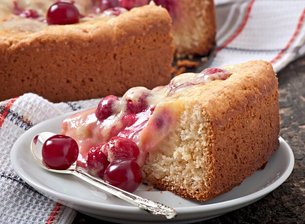 Pastel casero con cerezas y nata