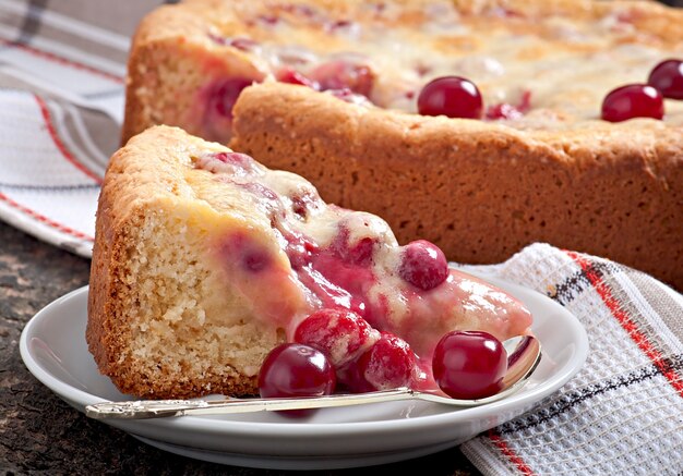 Pastel casero con cerezas y nata