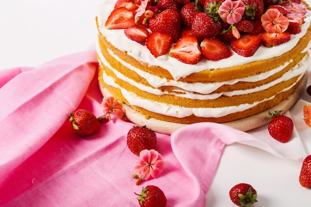 Foto gratuita pastel con cerezas y fresas