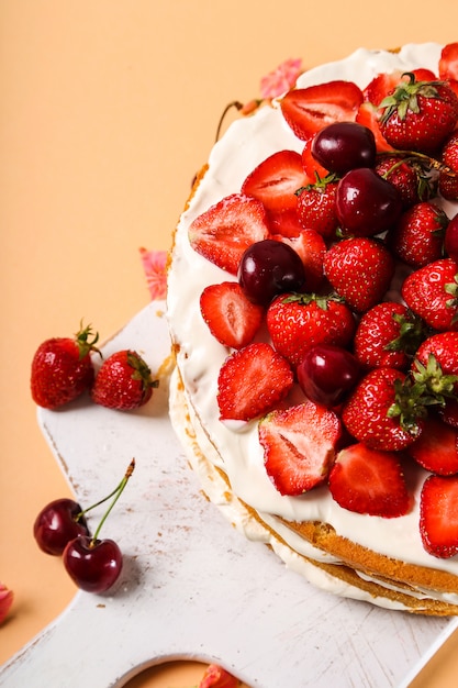 Pastel con cerezas y fresas