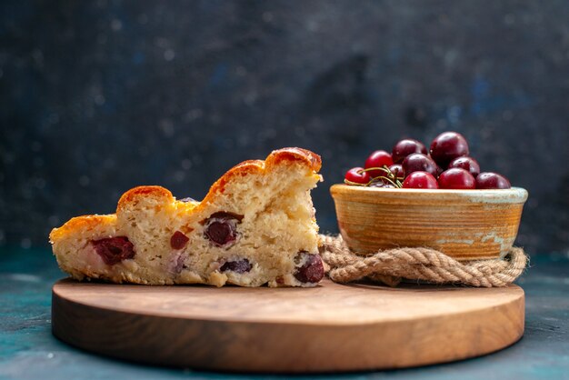 pastel de cerezas en rodajas junto con guindas frescas en un pastel oscuro, pastel de frutas dulce horneado