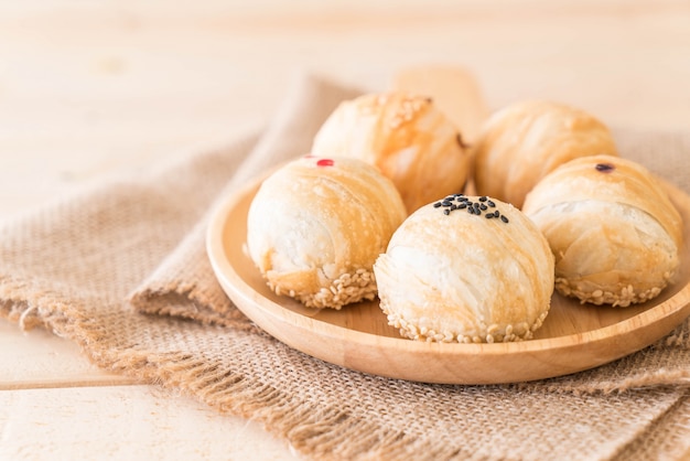 Foto gratuita pastel de china-mung bean con yema de huevo