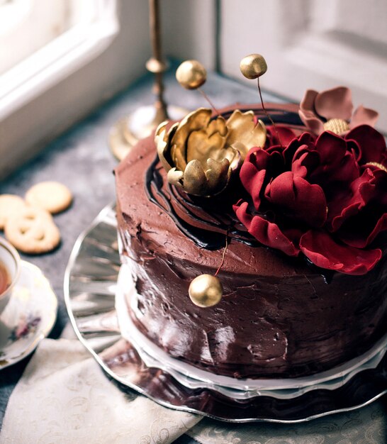 Pastel de chocolate adornado con flores.