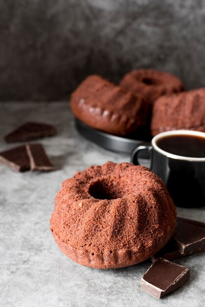 Pastel de chocolate de alto ángulo con trozos de café y chocolate