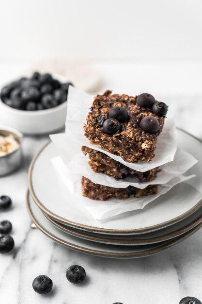 Pastel de chocolate con arándanos en un plato