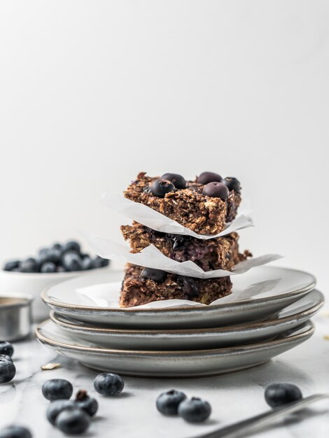 Pastel de chocolate con arándanos en un plato