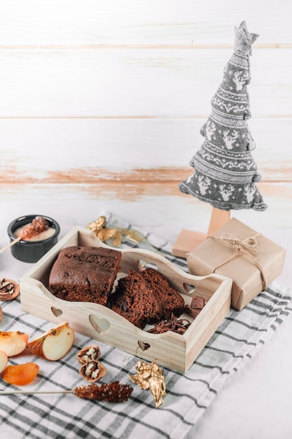 Pastel de chocolate con arbolito de navidad.