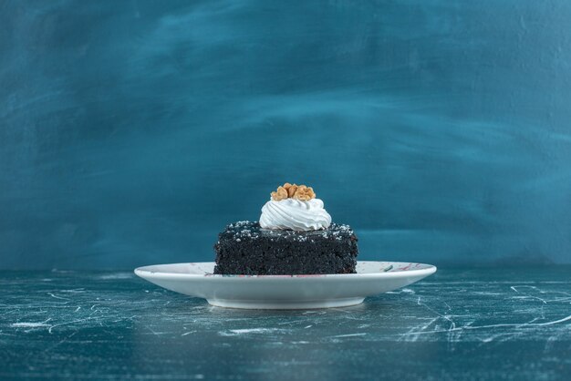 Pastel de chocolate en una bandeja en azul.