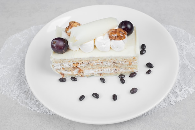 Pastel de chocolate blanco en un plato blanco. Foto de alta calidad