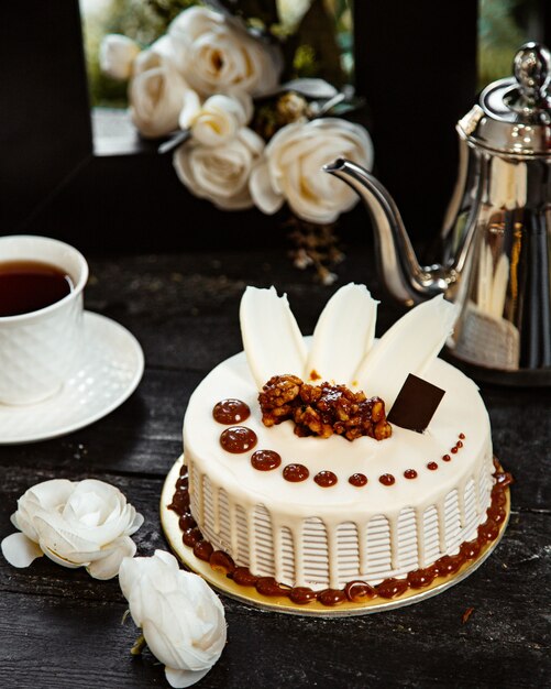 Pastel de chocolate blanco sobre la mesa