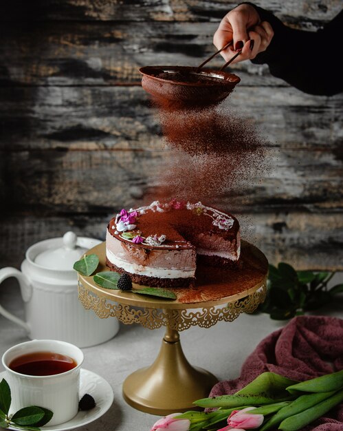 Pastel de chocolate con cacao en polvo sobre la mesa