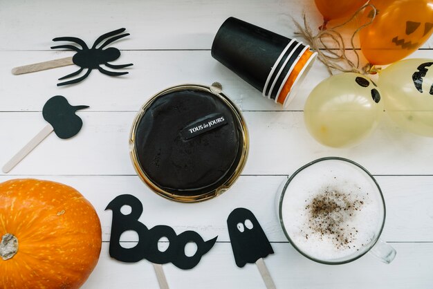 Pastel de chocolate con calabaza y globo de juguete de miedo