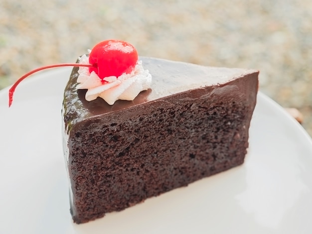 Pastel de chocolate con cereza encima.