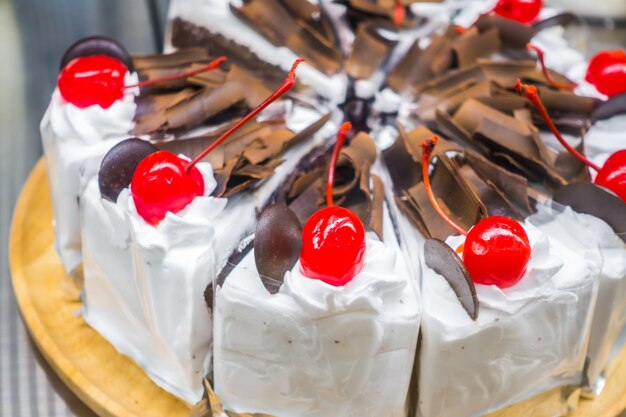 pastel de chocolate con cerezas rojas.