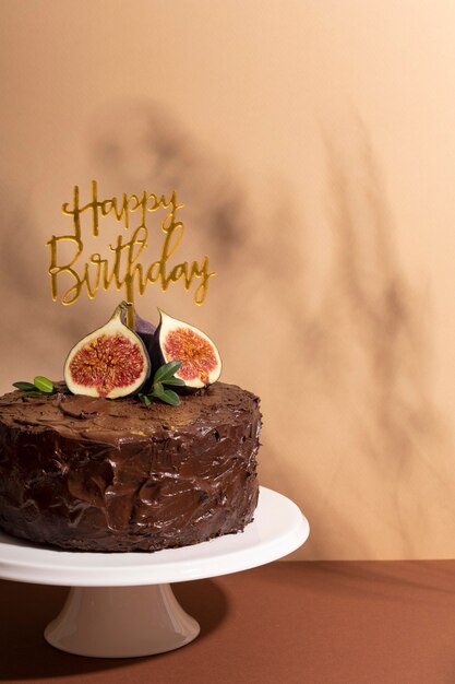 Pastel de chocolate de cumpleaños con frutas