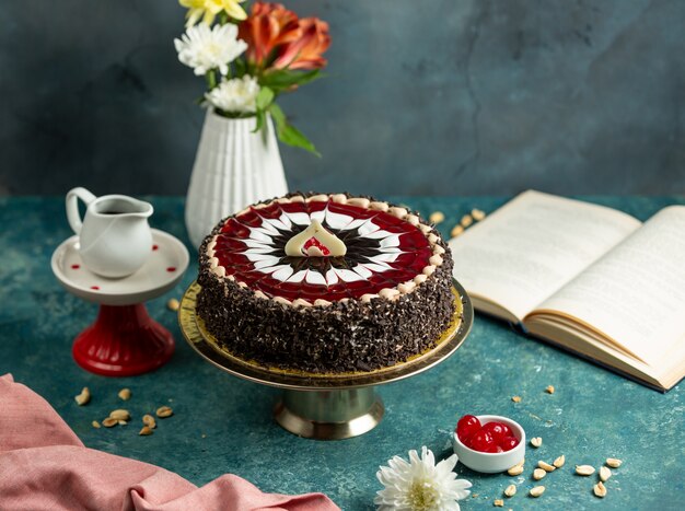 Pastel de chocolate decorado con esmalte rojo y blanco