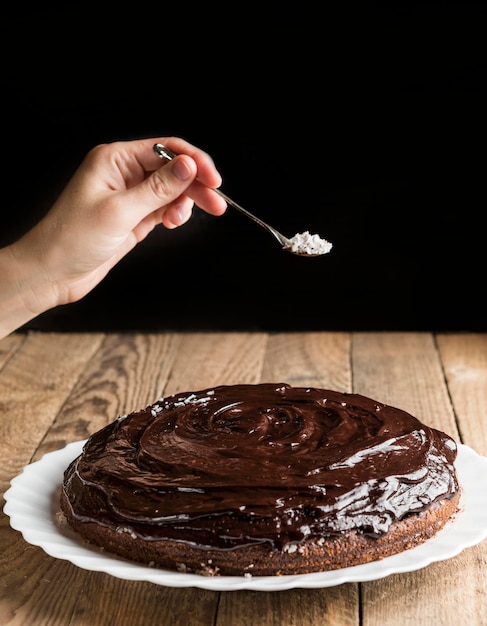 Pastel de chocolate decorado a mano con hojuelas de coco