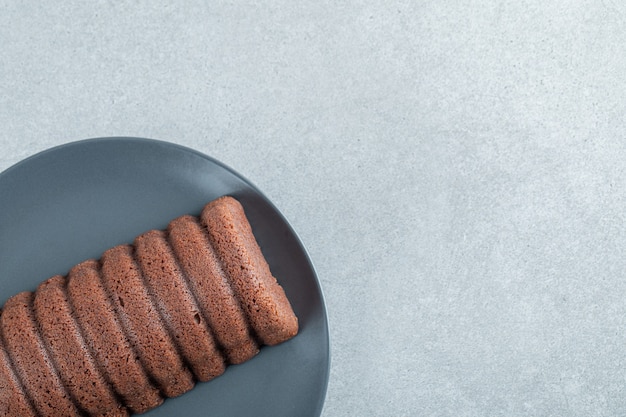 Pastel de chocolate delicioso en un plato oscuro.