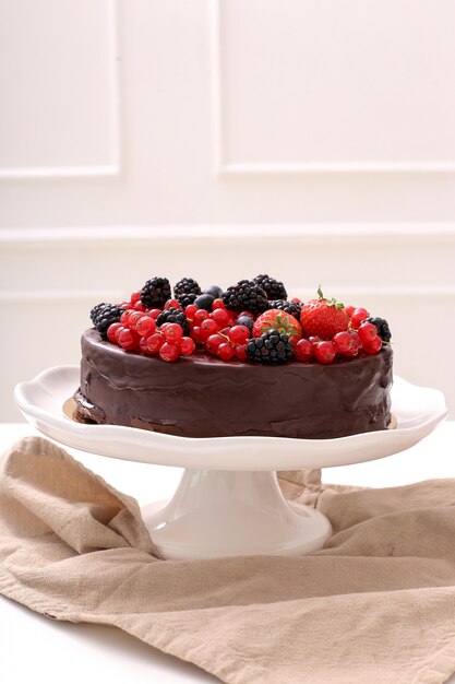 Pastel de chocolate con grosellas rojas y negras