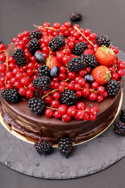 Pastel de chocolate con grosellas rojas y negras