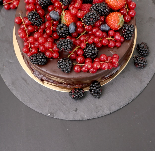 Pastel de chocolate con grosellas rojas y negras