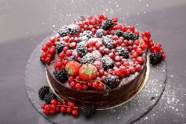 Pastel de chocolate con grosellas rojas y negras