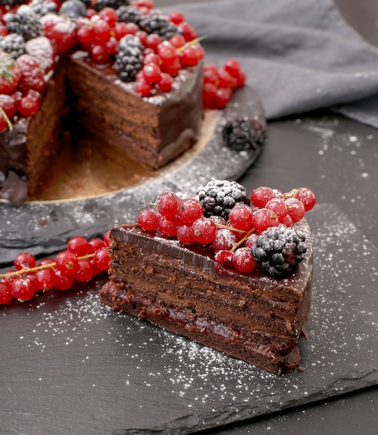 Pastel de chocolate con grosellas rojas y negras