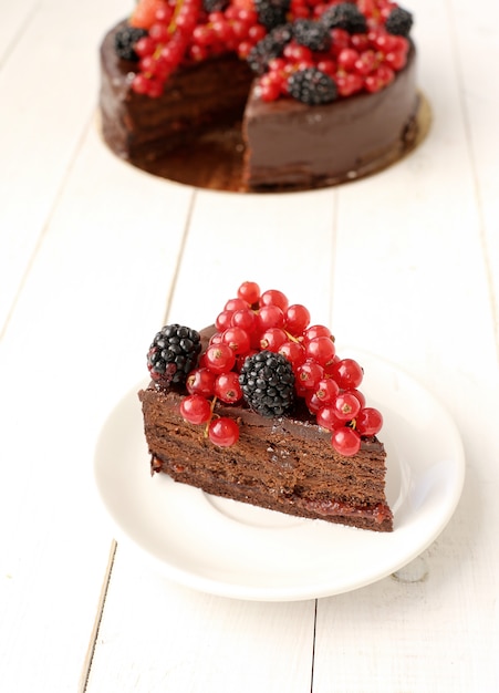 Pastel de chocolate con grosellas rojas y negras