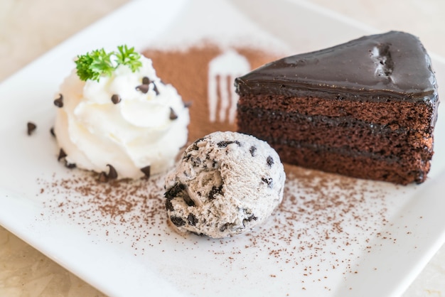 Pastel de chocolate con helado y crema batida