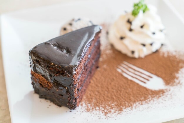 Pastel de chocolate con helado y crema batida