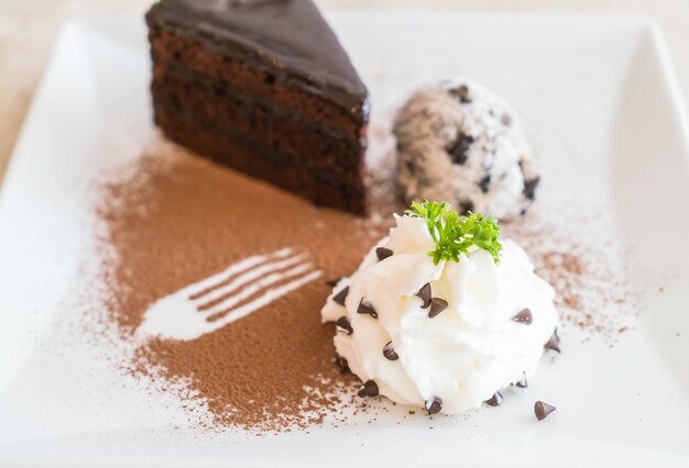 Pastel de chocolate con helado y crema batida