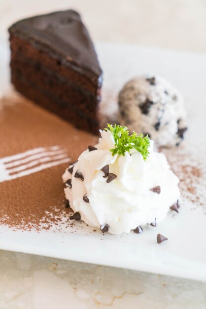 Pastel de chocolate con helado y crema batida