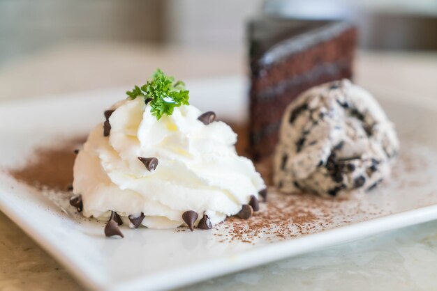 Pastel de chocolate con helado y crema batida