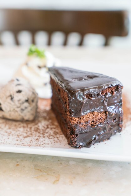 Pastel de chocolate con helado y crema batida