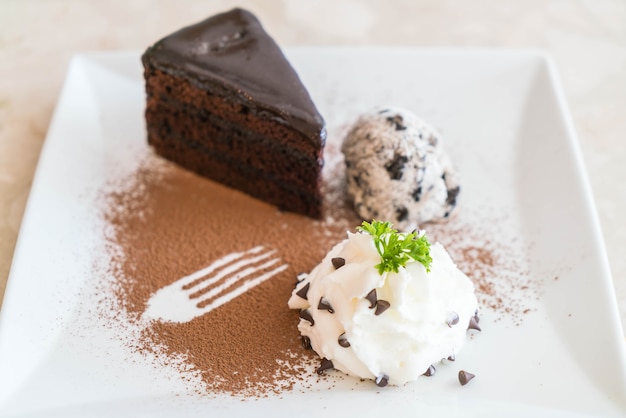 Pastel de chocolate con helado y crema batida