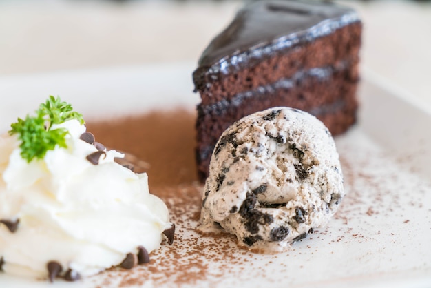 Pastel de chocolate con helado y crema batida